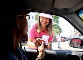 “Blitz Rosa” chama atenção de motoristas e pedestres para prevenção ao câncer de mama