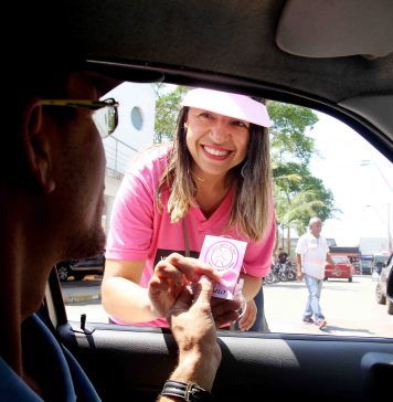 “Blitz Rosa” chama atenção de motoristas e pedestres para prevenção ao câncer de mama