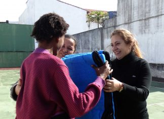 Secretária de Desenvolvimento faz entrega de cobertores para pessoas em situação de rua