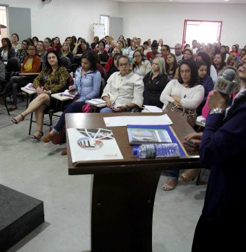 Secretaria de Educação realiza formação de professores visando à inclusão de alunos autistas na rede de ensino