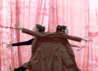 Alunos da rede municipal assistem a peça “Se Meu Casaco Voasse” nesta terça