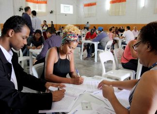 Contemplados no Conjunto Pinheirinho assinam contratos de financiamento em Itaquá