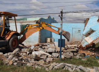 Prefeitura de Itaquaquecetuba retira casas construídas em área irregular