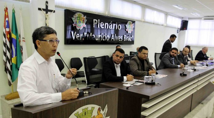 Prefeito participa de primeira sessão da Câmara Municipal e pede união entre os poderes