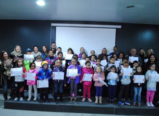 Alunos finalistas do 4º Concurso de Desenho e Pintura “Dia do Criando e Pintando”, recebem premiação em evento solene