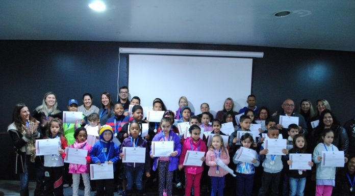 Alunos finalistas do 4º Concurso de Desenho e Pintura “Dia do Criando e Pintando”, recebem premiação em evento solene