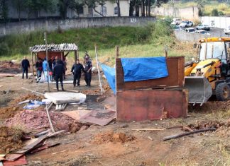 Prefeitura de Itaquaquecetuba retira invasores em terreno no Jd. Zélia