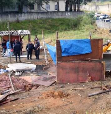 Prefeitura de Itaquaquecetuba retira invasores em terreno no Jd. Zélia