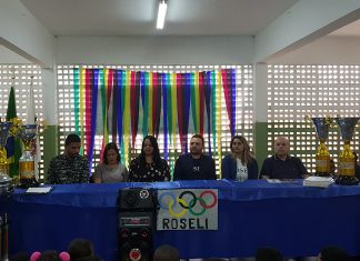 Emeb Profª Roseli Aparecida Mendes recebe troféu transitório por sagrar-se campeã geral da 3ª Olimpíada Esportiva da Educação