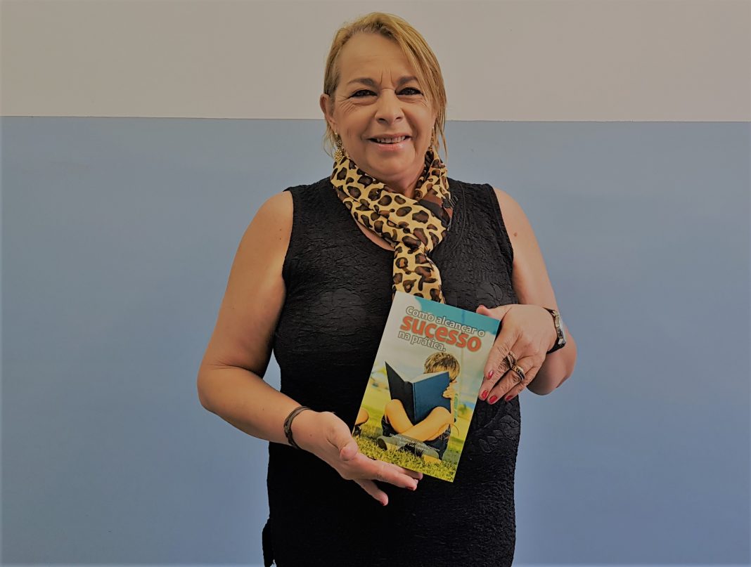 professora-lala-lanca-livro-secretaria-de-educacao