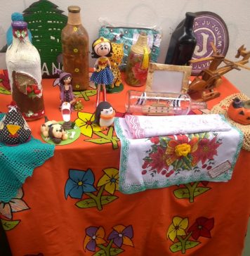 Secretaria de Turismo faz exposição de artesanato em projeto cultural de unidade de ensino