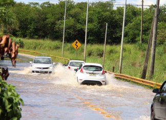 Prefeitura de Itaquaquecetuba interdita Avenida Almiro Dias devido a alagamentos