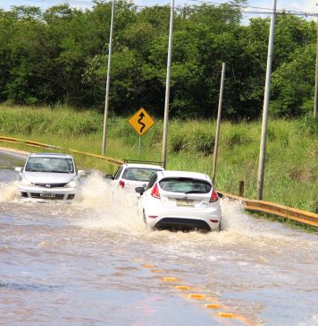 Prefeitura de Itaquaquecetuba interdita Avenida Almiro Dias devido a alagamentos