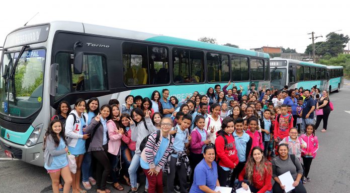 Fundo Social de Solidariedade leva 120 crianças para parque aquático