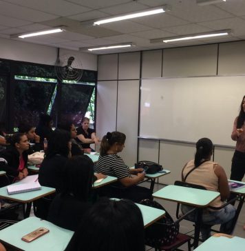 Diretora rede municipal de ensino ministra palestra sobre Meio Ambiente e Sustentabilidade em universidade