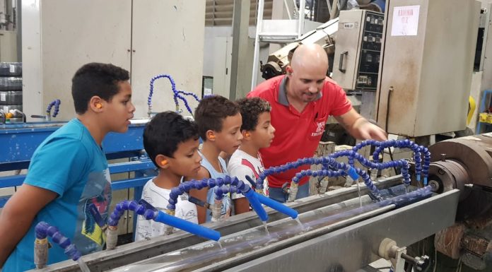 Alunos da EMEB Joaquim Pérpetuo visitam Fábrica Ibirá