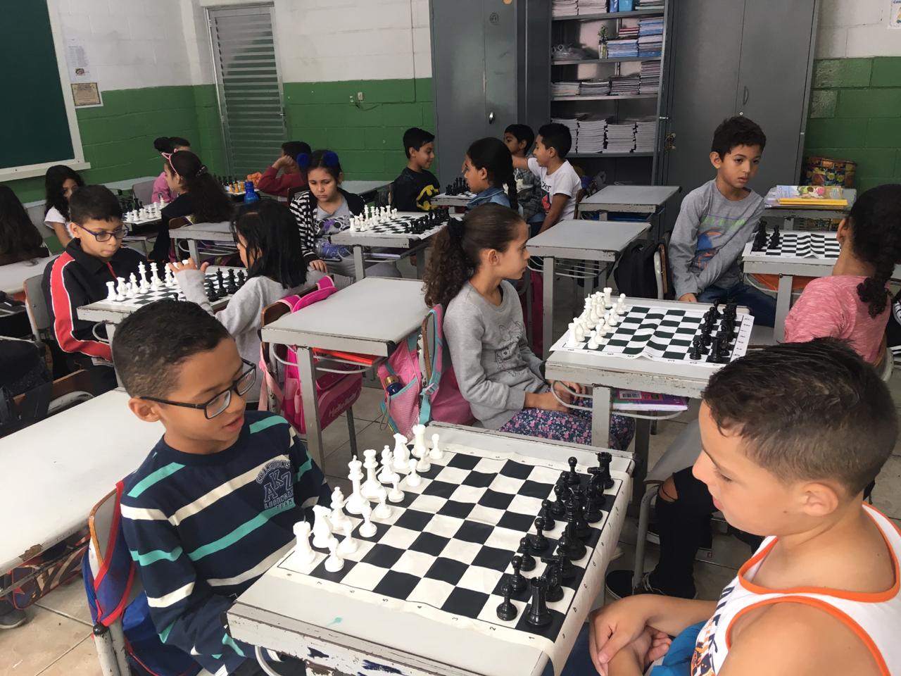 Alunos da EMEB Vereador Antonio Rodrigues Gallego aprendem xadrez em sala  de aula