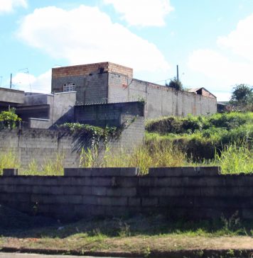 Prefeitura de Itaquá autua 16 terrenos por sujeira