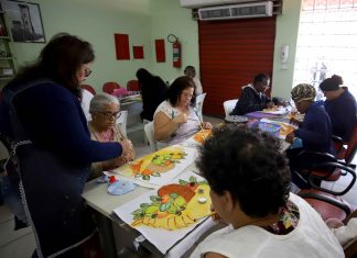 Aulas de pintura em tecido incentivam a geração de renda e no tratamento contra a depressão