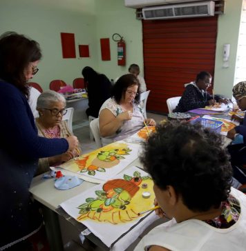 Aulas de pintura em tecido incentivam a geração de renda e no tratamento contra a depressão