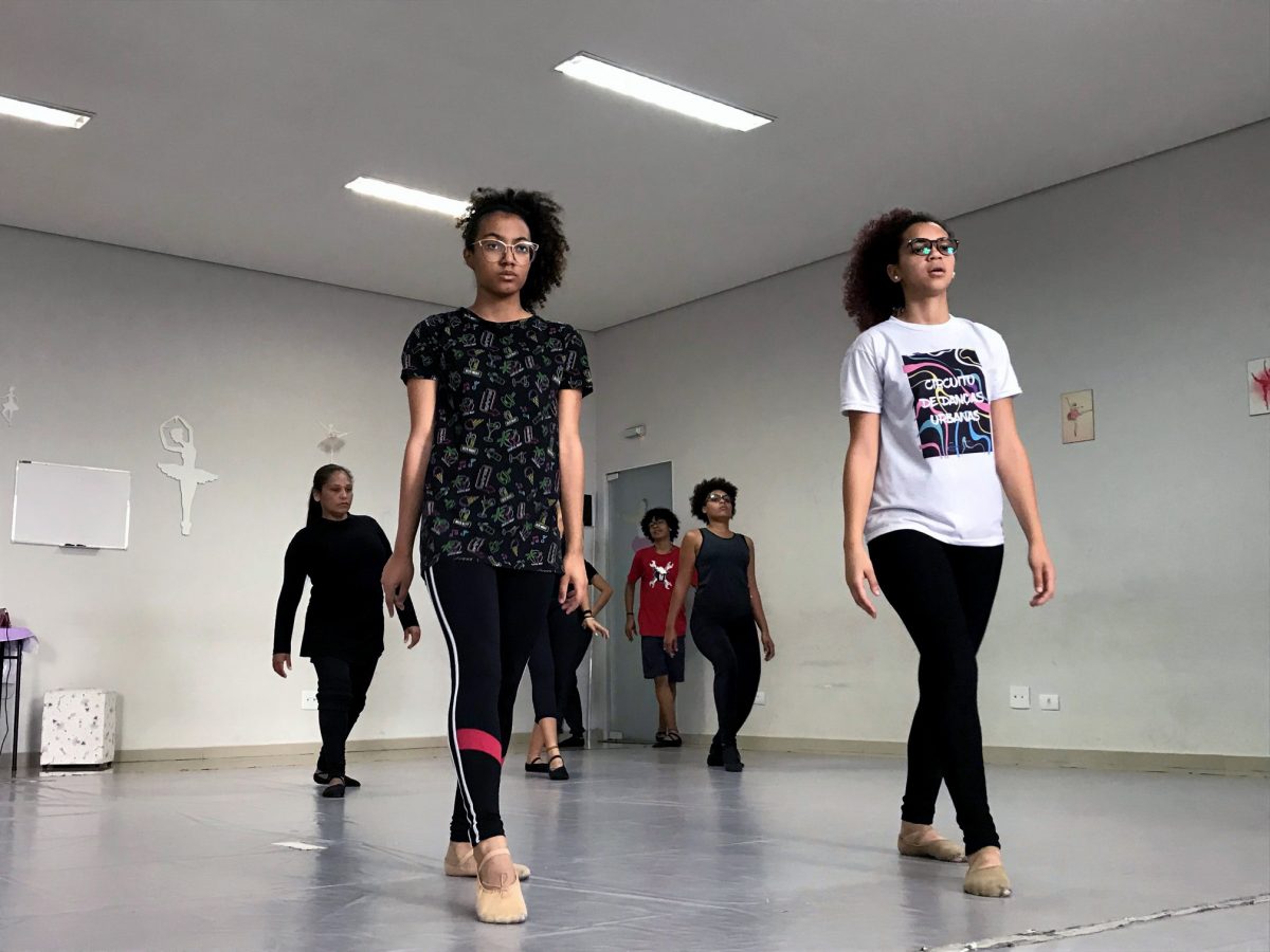 mescla-de-ritmos-e-movimentos-chamam-aten-o-para-aulas-de-jazz-na