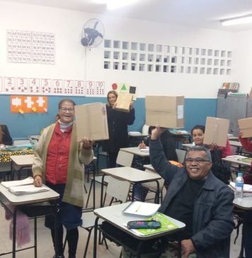 Alunos da EJA do Sistema Municipal de Ensino recebem kits escolares