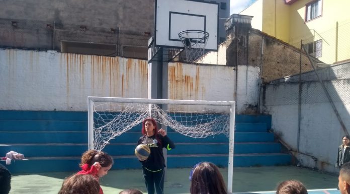 Alunos da EMEB Benedito Vieira da Mota entrevistam atleta Ângela Tavares