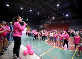 “Aulão de Zumba” promove orientação e arrecada lenços para mulheres em tratamento contra o câncer