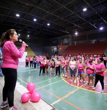 “Aulão de Zumba” promove orientação e arrecada lenços para mulheres em tratamento contra o câncer