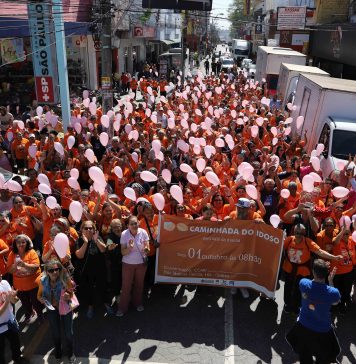 Caminhada Rosa da Melhor Idade reúne cerca de 300 pessoas no Centro de Itaquá