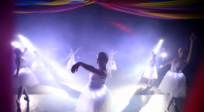 Espetáculo de dança encanta o público com apresentações inspiradas no circo
