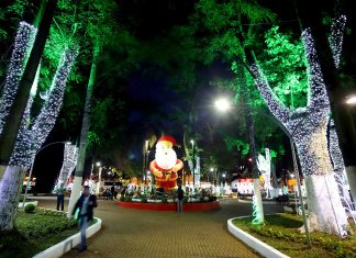 Praça Padre João Alvares recebe iluminação de Natal
