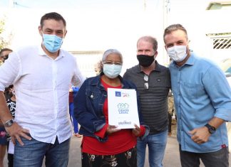 Prefeitura entrega escrituras para moradores da Vila Celeste