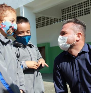 Prefeito e secretário de Educação acompanham a entrega do uniforme escolar