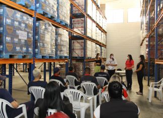 Políticas para Mulheres leva formação sobre o Sinal Vermelho para supermercado