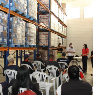 Políticas para Mulheres leva formação sobre o Sinal Vermelho para supermercado