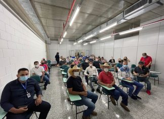 Prefeitura entrega os primeiros alvarás liberados pelo Via Rápida Empresa