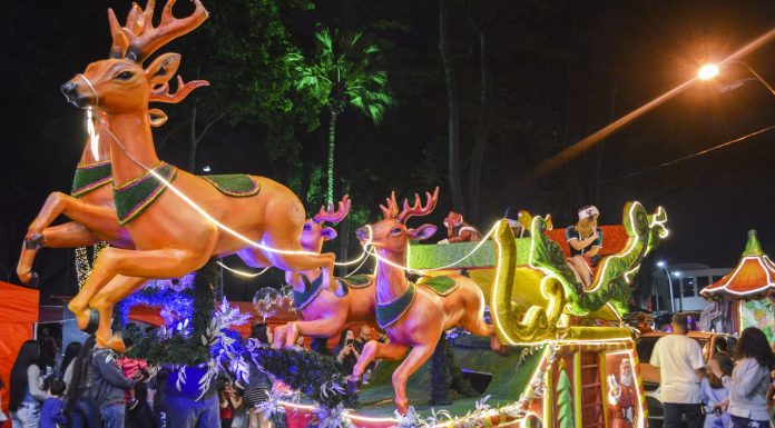 Cidade entra no clima de Natal com desfile de carros alegóricos