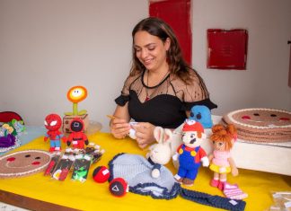 Assistida pela Secretaria de Políticas para Mulheres, artesã supera violência e dá oficina em associação