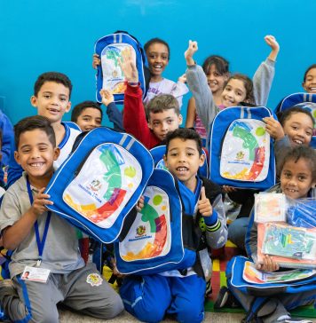 Prefeitura inicia a entrega de mochilas e kits de material escolar aos estudantes