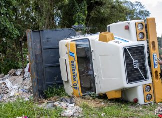 Caminhão tomba após descarte irregular e é autuado em R$ 34 mil pela Guarda Ambiental de Itaquá