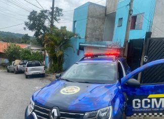 GCM identifica homem que realizou descarte irregular e o escolta para fazer a retirada no lixo