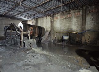GCM flagra despejo de borra de alumínio no Rio Jaguari e detém 6 pessoas