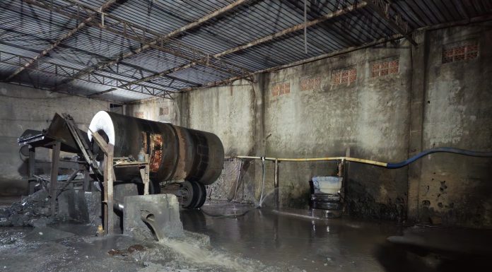 GCM flagra despejo de borra de alumínio no Rio Jaguari e detém 6 pessoas