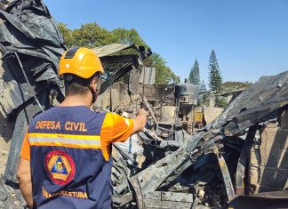 Defesa Civil interdita e monitora depósito de recicláveis após incêndio