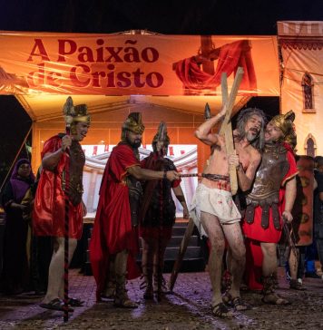 Espetáculo da Paixão de Cristo reúne 1,5 mil pessoas
