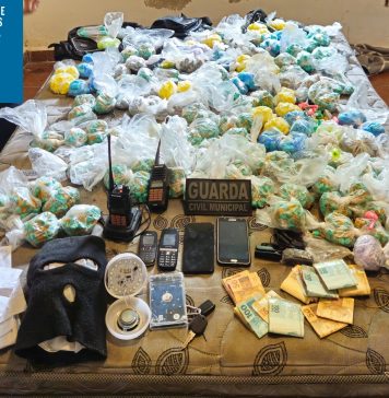 GCM de Itaquá localiza casa bomba com 6,1 mil entorpecentes, recupera carga roubada e detém dois suspeitos