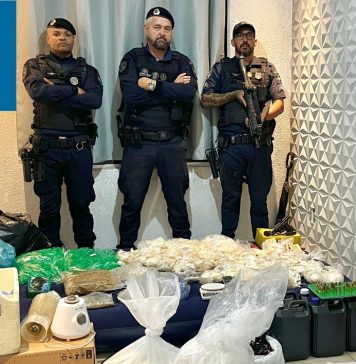 GCM localiza ‘apartamento bomba’ com 25,8 kg de drogas, 4.302 porções e uma pistola