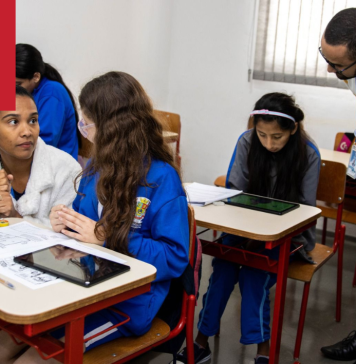 Escola de Itaquá ganha destaque nacional em e-book sobre educação bilíngue para surdos