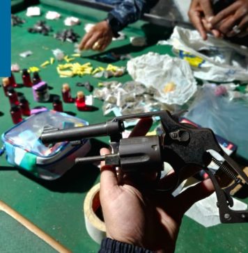 GCM de Itaquá descobre venda de drogas em comércio e apreende arma de fogo